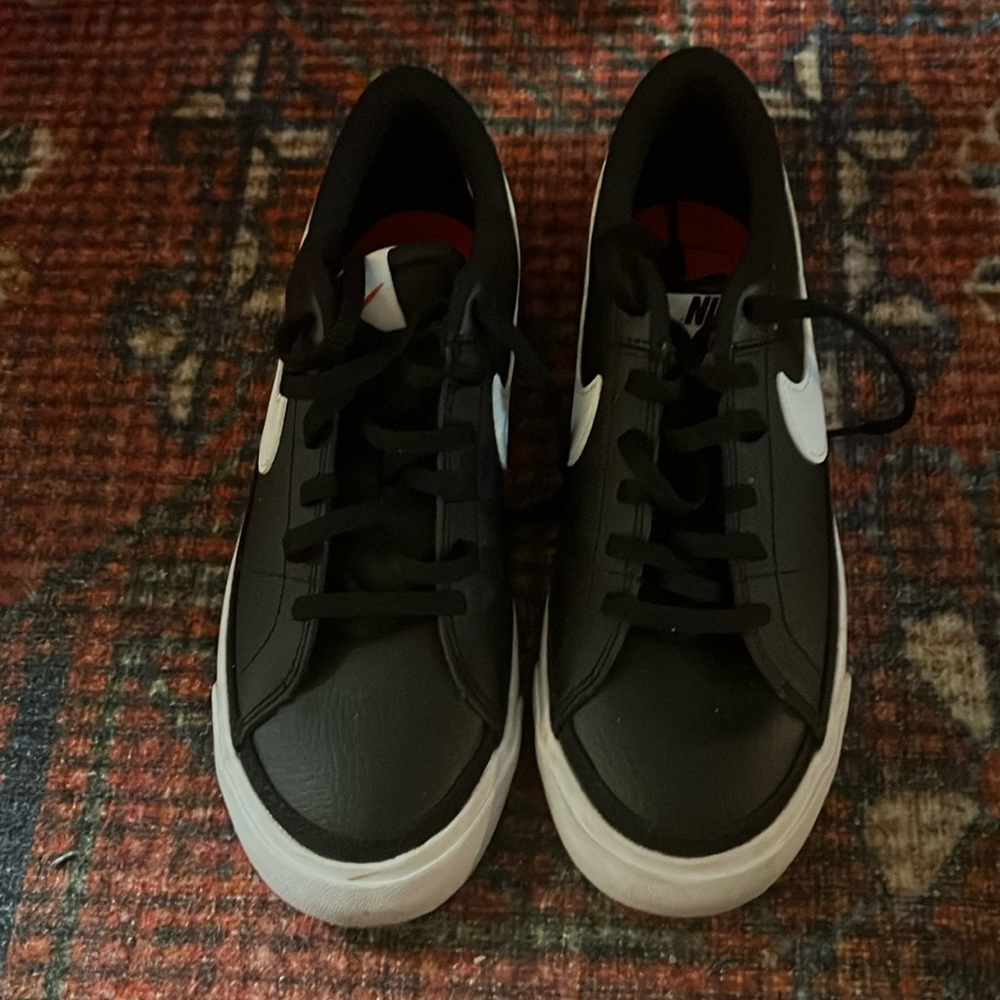 Boy’s black and white Nike 4y never worn